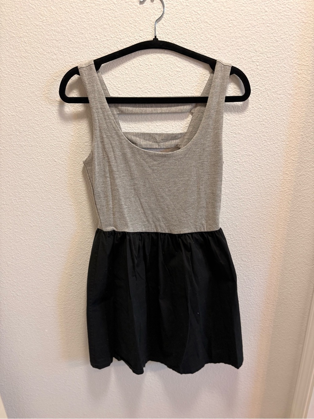 Gray and Black Sleeveless Scoop Neck Dress